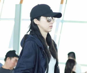 Bà xã sao nam 'Mị Nguyệt Truyện' tiều tụy, mệt mỏi trở về nhà giữa scandal chồng mang tội cưỡng bức