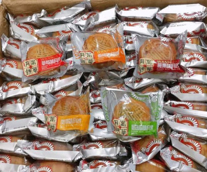 Bánh trung thu Trung Quốc tràn ngập: Hàng nhập rẻ hơn rau chợ
