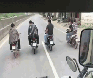 Clip nhóm thanh niên đi xe máy không đội mũ bảo hiểm, ngang nhiên dàn hàng ngang 'trêu ngươi' tài xế gây bức xúc