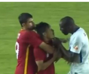 Demba Ba xách cổ cầu thủ Trung Quốc vì bị phân biệt chủng tộc
