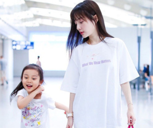 Tái hợp với Giả Nãi Lượng, Lý Tiểu Lộ diện áo đôi, nói cười vui vẻ với con gái tại sân bay