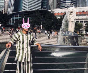 Thanh niên mặc đồ kẻ sọc giống quần áo phạm nhân check-in ở Singapore khiến dân tình xôn xao