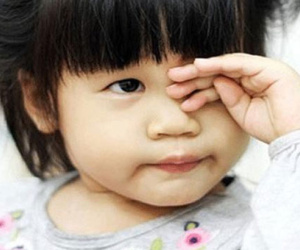 5 con giun dài ngoằng sống trong mắt bé 6 tháng, nguyên do khiến mẹ Việt giật mình