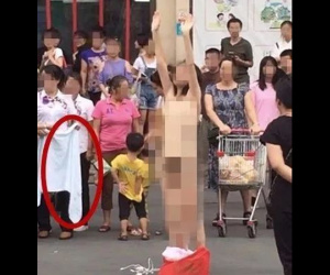 Cãi nhau với chồng, người phụ nữ mang con ra giữa đường lột đồ kêu cứu