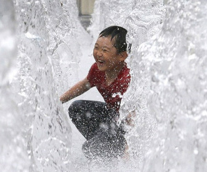 'Trăm phương ngàn kế' chống chọi nắng nóng kỷ lục trên khắp thế giới