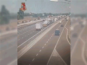 Video: Xe bồn phát nổ như bom sau va chạm với xe tải trên cao tốc