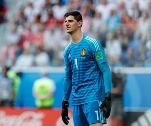 Chelsea phạt Courtois hai tuần lương vì tự ý nghỉ tập