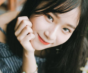 Chụp một bộ hình ngẫu hứng trong quán cafe trú mưa, 10X xinh xắn đã được nghìn chàng trai xin info