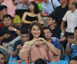 Có 'người yêu tin đồn' xinh đẹp rạng ngời thế này đến cổ vũ, bảo sao Văn Đức U23 lại thi đấu thăng hoa