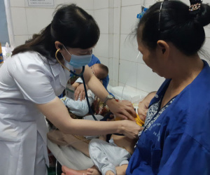 Hà Nội: 2 anh em sinh đôi cùng mắc sởi nguy kịch, BS cảnh báo nhiều ca biến chứng nặng
