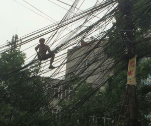 Hà Nội: Thanh niên tóc vàng trèo lên sửa điện, bà con xóm phố và cư dân mạng lại cứ tưởng ngáo đá