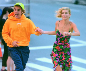 Justin Bieber nắm tay Hailey Baldwin tung tăng băng qua đường siêu lãng mạn và đáng yêu