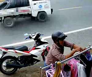 Nam thanh niên giữa ban ngày trộm đồ lót nữ, giấu vào quần rồi phóng đi như bay