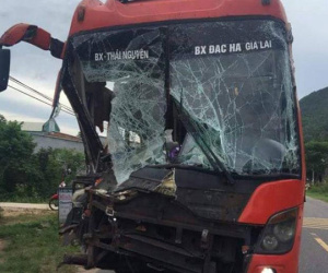 Tai nạn liên hoàn ở Quảng Nam, đầu xe khách biến dạng