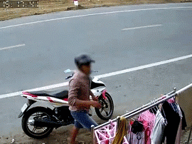 Video: Đi xe Exciter, thanh niên nhảy xuống trộm đồ lót của phụ nữ ở giàn phơi bên đường
