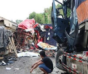 2 xe container đấu đầu, 2 tài xế tử vong trong cabin biến dạng