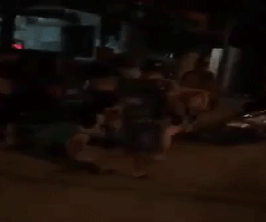 Bị bắt quả tang trộm chó, cô gái bị người phụ nữ túm tóc, đạp liên tục vào mặt