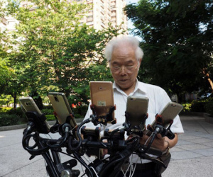 Cụ ông 70 tuổi gắn 11 điện thoại vào xe đạp để chơi Pokemon Go