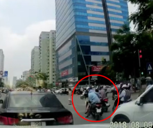 Hà Nội: Kẻ gian dàn cảnh cướp túi xách khi dừng đèn đỏ, lúc bị phát giác thì tát luôn nạn nhân