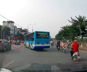 Hà Nội: Xe buýt 'hất văng' một xe máy khi đang quay đầu, chuyện đúng-sai khiến ai cũng bối rối