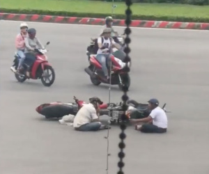 Va chạm giao thông nhưng không lao vào nhau quyết chiến, hai tài xế ở Đà Nẵng khiến cư dân mạng thở phào khi chỉ ngồi 'tâm sự'