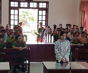 Vì cái chậu, nàng dâu lớn cắn đứt lìa lưỡi nàng dâu nhỏ
