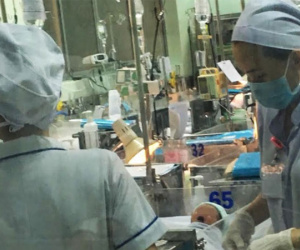 Bé trai bị mẹ nghiện ma túy và nhiễm HIV bỏ rơi đang được điều trị cắt cơn nghiện tại BV Nhi Đồng