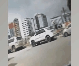 Clip: 3 cô gái bị hất lên nắp capo sau pha va chạm giữa ô tô và xe máy