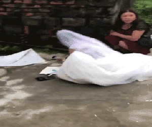 Clip: Mặc kệ quan viên hai họ ăn cỗ, cô dâu vẫn miệt mài ngồi ngoài đường bấm máy tính 'cộng sổ'