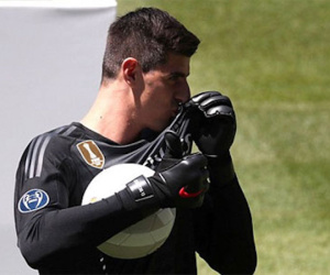 Courtois hôn áo Real, chiêu dụ Hazard rời Chelsea
