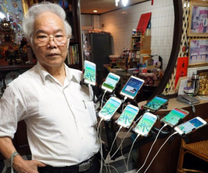Gừng càng già càng cay: Ông lão gắn 11 smartphone vào xe đạp đi khắp nơi để bắt Pokemon