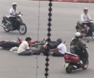 Hai tài xế ngồi trên đường 'tâm sự' sau va chạm giao thông
