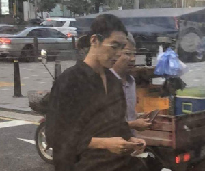 Sau 1 năm chiến đấu với bệnh ung thư, Kim Woo Bin cuối cùng đã lộ diện với thân hình gầy gò đáng xót xa