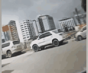 Video: 3 cô gái bị hất lên nắp capo sau pha va chạm giữa ô tô và xe máy