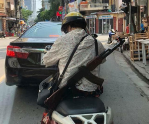 Cư dân mạng sốc khi nhìn chị ninja đeo súng AK đi hiên ngang trên phố