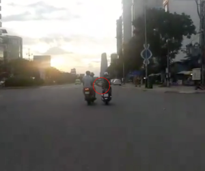 Hai thanh niên đi xe máy sàm sỡ một cô gái giữa đường rồi bị camera hành trình ghi lại