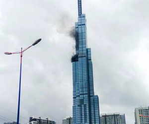 Khói đen bốc lên từ tòa nhà Landmark 81