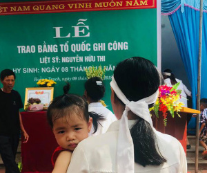 Lễ truy điệu người lính tàu ngầm Kilo Việt Nam đầu tiên hy sinh: Nước mắt vợ trẻ, con thơ