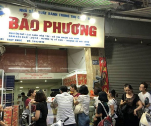 Người Hà Nội bắt đầu xếp hàng mua bánh trung thu từ sáng sớm đến 1h đêm