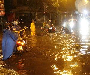 Hà Nội: Tối cuối tuần, phố Tây Tạ Hiện bì bõm trong nước