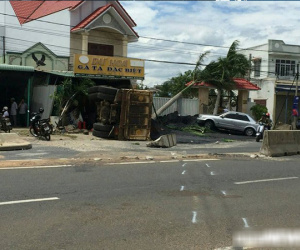 Ngồi chơi trước cửa nhà, bé gái bị xe ben chở titan tông trúng
