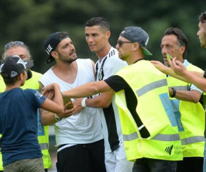 Cận cảnh: Ronaldo phải bỏ dở trận đấu vì bị fan 'quây kín'