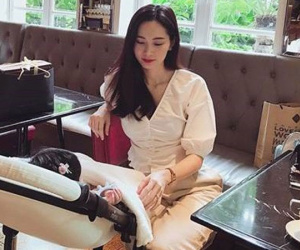 Sau 5 tháng, Hoa hậu Đặng Thu Thảo lần đầu hé lộ hình chụp cùng con gái đầu lòng