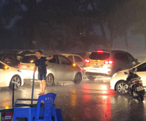 Thanh niên dầm mưa đứng phân luồng giao thông nhận được nhiều bình luận tích cực từ cư dân mạng