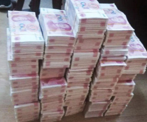 Trung Quốc: Hai người đàn ông in tiền giả bán để trả tiền viện phí cho con gái