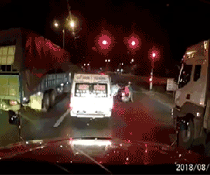 Video: Thanh niên đèo con nhỏ đánh nhau với lơ xe khách giữa đường