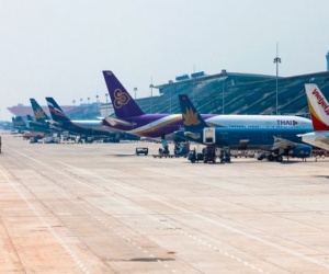 Ba chuyến bay phải dừng chờ vì phế thải rơi vãi ở sân đỗ