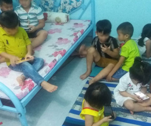 Hình ảnh hơn chục đứa trẻ yên lặng, dán mắt vào smartphone mà không cần quan tâm đến thế giới xung quanh khiến nhiều người giật mình