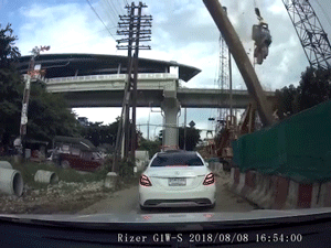 Rợn người cảnh cột thép 4 tấn đè bẹp đầu xe Mercedes của cô gái Thái