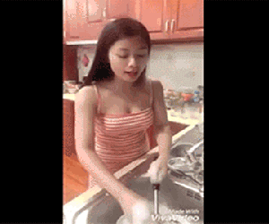 Video: Gái đẹp vừa hát vừa rửa bát khiến giới mày râu không rời mắt